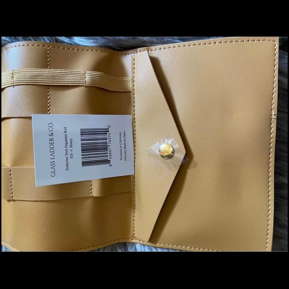 GLASS LADDER & CO
KATHERINE TECH ORGANIZER ROLL - Picture 3 of 5